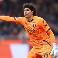 Guillermo Ochoa salvó a la Salernitana del Milan con tremenda atajada