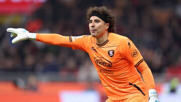 Guillermo Ochoa en el partido contra Milan.