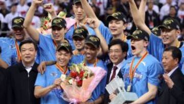 Stephon Marbury, en el centro con un ramo de flores, celebrando el título y el MVP que logró con los Beijing Ducks.