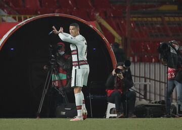 El último enfado protagonizado por el astro portugués fue el pasado sábado cuando su selección se enfrentó a Serbia. El capitán tiró el brazalete y lo dejó en el césped mientras se marchaba al vestuario. Todo a raiz de un tanto fantasma que el colegiado no le concedió en el minuto 94 y que habría supuesto la victoria de Portugal.
