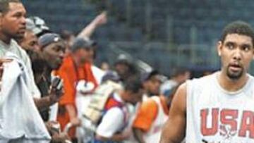 <b>CAPITÁN. </b>Tim Duncan firma baloncitos a los aficionados