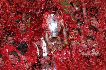 El 25 de mayo de 2005, el Liverpool conquista la Champions League tras ganar en los penaltis al Milan, al empatar 3-3. Como capitán, Steven Gerrad fue el encargado de levantar la Copa de Europa. Ese mismo año, ganan al CSKA de Moscú la Supercopa de Europa.
