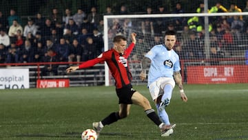 El lateral serbio Mihailo Ristic da un pase durante el partido entre la UD San Pedro y el Celta en la Copa del Rey.