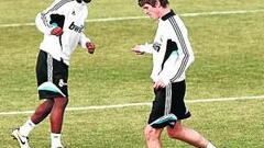 <b>ESPERAN</b>. Lass y Huntelaar, en un entrenamiento con el Madrid.