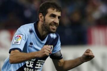 Roberto Trashorras celebra el 2-1.