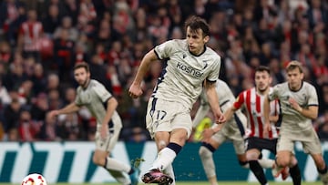 Ante Budimir durante el partido de ayer en San Mamés.