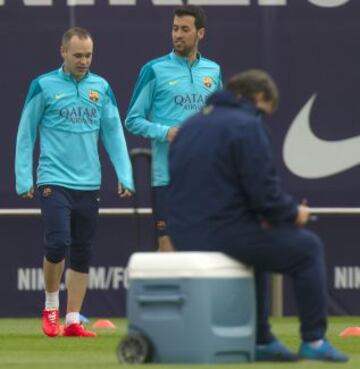 Iniesta y Busquets durante el entrenamiento del sábado.