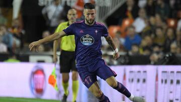 El lateral izquierdo David Junc&agrave; controla el bal&oacute;n durante un partido del Celta como visitante.