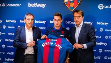 Sergio León posa durante su presentación como jugador del Levante junto a Quico Catalán y Manolo Salvador.