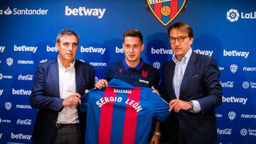 Sergio Le&oacute;n posa durante su presentaci&oacute;n como jugador del Levante junto a Quico Catal&aacute;n y Manolo Salvador.