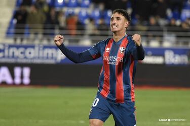 Completísimo partido de Ignasi Vilarrasa, con gol y asistencia incluida. Su tanto llegó tras empalmar de volea un centro de Joaquín Muñoz. Ya lleva tres goles en lo que va de temporada.