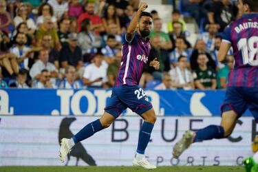 Líder de la zaga armera, debió de sentir envidia del gol de Nyom y decidió que él también sabía rematar al primer toque y batir al portero rival. En el Leganés-Eibar los centrales se disfrazaron de goleadores.

