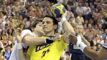 <b>NO LOS FRENARON. </b>La defensa de Ademar intenta parar a Sellin.