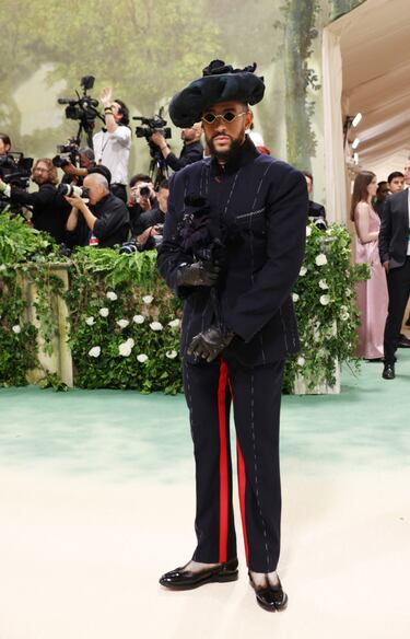 El cantante Bad Bunny, posa con un traje negro de Maison Margiela de John Galliano.