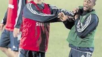 <b>COMPETENCIA. </b>Robinho y Beckham pugnan por un balón en la sesión de ayer.