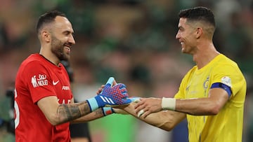 David Ospina y Cristiano Ronaldo celebrando la victoria de Al Nassr sobre Al Ahli en la Liga Saudí.