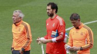 El Nápoles insiste en Diego López como recambio de Reina