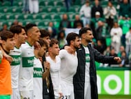 ELCHE, 21/03/2026.- Los jugadores del Elche celebran su victoria sobre el Mallorca, tras el partido de la jornada 29 de la LaLiga EA Sports entre el Elche y el Mallorca, este sábado en el Estadio Martín Valero de Elche. EFE/ Pablo Miranzo