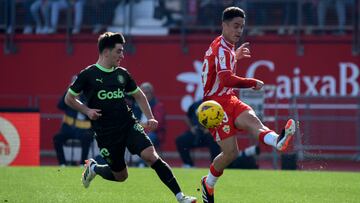 ALMERIA 14/01/2024. El centrocampista del Girona F.C. Pablo Torre (i) disputa un balón ante el centrocampista de la UD Almería Sergio Arribas durante la jornada 20 de LaLiga celebrado este domingo en el Power Horse Stadium de Almería. EFE/Carlos Barba
