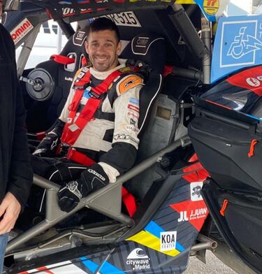 Una de las mayores proezas del pasado Dakar tuvo nombre propio: Joan Lascorz. La historia del catalán es de las que dan para película. Compitió en el Mundial de Supersport, en el que llegó a quedar tercero en 2010, y en el de Superbike, hasta que durante una sesión de libres en Ímola sufrió un accidente a 200 km/h que le dejó tetrapléjico, con parálisis en torso, brazos, manos y piernas. Pese a ello, fue capaz de superarse y dos años después estaba compitiendo en coche en la Baja Aragón. Ahí comenzó un camino que culminó este año en el Dakar, en el que compitió en 'side by side' y acabó noveno de su categoría.