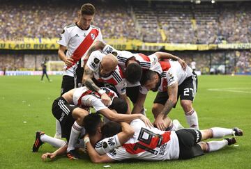 Players of River Plate celebrate after Carlos Izquierdoz of Boca Juniors scored an own goal during the first leg match between Boca Juniors and River Plate as part of the Finals of Copa CONMEBOL Libertadores 2018 at Estadio Alberto J. Armando on November 