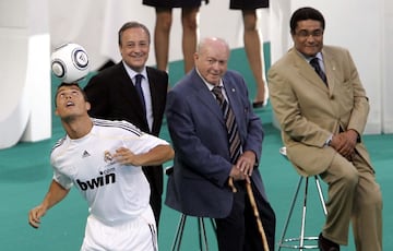 Cristiano Ronaldo, haciendo genialidades con el balón ante la mirada de Florentino Pérez, Alfredo di Stéfano y Eusébio