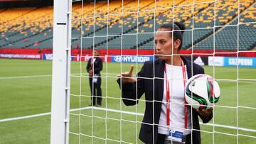 Yeimy Martínez antes de pitar un partido en el Mundial Femenino Canadá 2015.