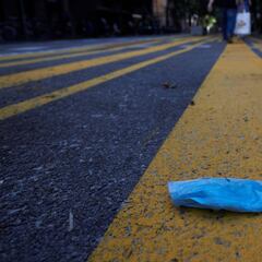 Multas de 900 euros por tirar mascarillas a la calle