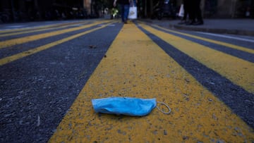 Una mascarilla quirúrgica desechada en el centro de Barcelona.