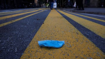 Una mascarilla quir&uacute;rgica desechada en el centro de Barcelona.