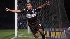 Curuchet firma por Cienciano