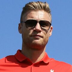 Flintoff buys £100,000 car, struggles to fit inside