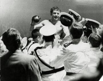 El boxeador Pedro Carrasco, el 'Marinero de los Pu?os de Oro', retuvo en 1968 el t¨ªtulo de campe¨®n de Europa de los ligeros conseguido el a?o anterior.
Desarroll¨® buena parte de su carrera pugil¨ªstica mientras hac¨ªa el servicio militar en la Marina y tuvo en sus compa?eros marineros a sus m¨¢s incondicionales seguidores, que celebraban sus victorias arrojando al ring decenas de gorras.