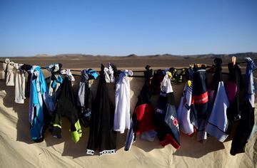 Los participantes descansan en el campamento después del final de la Etapa 3 de la 13ª edición de Titan Desert 2018 entre Alnif y Rissani, en el centro de Marruecos