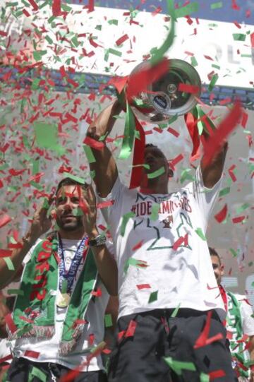 Nani en la celebración con la afición.