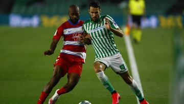 Pedraza (derecha) disputa un balón con Foulquier ante el Granada.