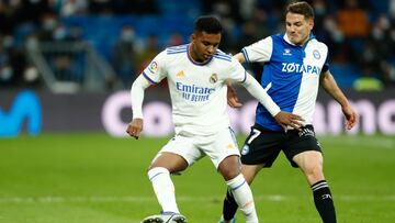 Rodrygo Silva ante Manu Vallejo en el Bernabeu.