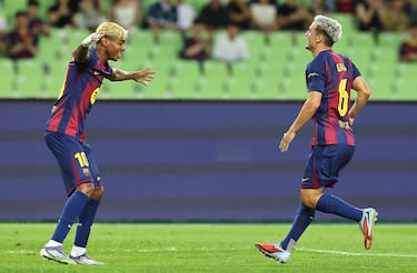 Alvi, do FC Bararona, celebra o primeiro gol da equipe e Hamine durante um sensorial amigável entre o FC Barcelona e a ICU FC.