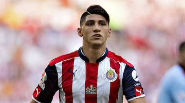 El delantero peleó para irse a jugar a Grecia con Levadiakos donde tuvo un paso irregular, lo mismo con Olympiacos y por eso retornó a México como el fichaje "bomba" de Chivas donde ya sabe lo que es ser campeón. 