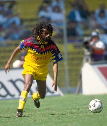 Después de debutar y jugar 10 años en Francia, llegó al América en 1994 y pasó sin pena ni gloria.
