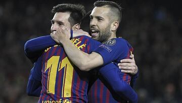 Jordi Alba abraza a Dembélé.