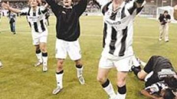 <b>FIESTA BALDÍA. </b>El Siena celebró así su permanencia en la Serie A. Ahora podría perderla.