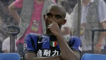 <b>'PANCHINA'. </b>Etoo, en el banquillo durante la Supercopa italiana.