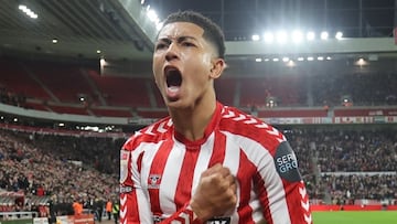 Jobe Bellingham, jugador del Sunderland, celebra el gol anotado ante el Derby County en Championship.