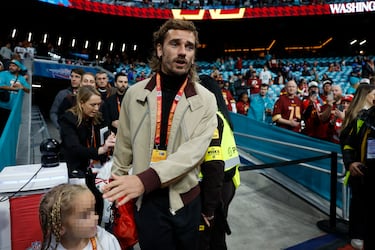 El jugador del Atlético de Madrid Antoine Griezmann asiste al partido de la NFL que disputan los Miami Dolphins contra los Washington Commanders en el Estadio Santiago Bernabéu. 
