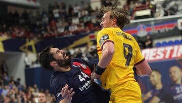 Nikola Karabatic frenado por Jonathan Carlsbogard en el partido de ida.