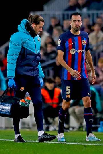 Sergio Busquets se marcha lesionado al vestuario en el minuto 7 del partido.