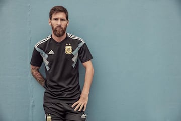 Lionel Messi con la camiseta oscura de Argentina