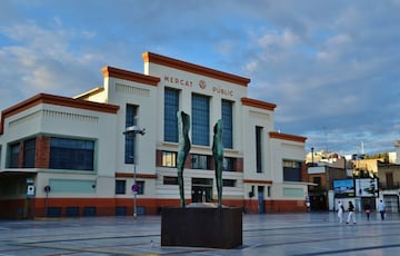 Al sur de la capital catalana, y orillas del Mediterráneo, encontramos a Vilanova y la Geltrú y a su Mercado del Centro quien completa el podio de nuestro ranking. Un espacio magnífico para disfrutar mientras llenas la cesta de productos frescos que los vendedores y productores ofrecen recién llegados de la huerta y el mar. En total son 78 puestos, entre los que encontramos bacaladerías, pescaderías, carnicerías, queserías, panaderías, verdulerías y herbolarios entre otros muchos productos de altísima calidad. Sin embargo, aquí el producto estrella es el pescado y el marisco, que llega todos los días del mar que se encuentra a pocos metros.
Precio medio de la cesta de la compra: 42.15 €
Puestos de venta disponibles: 78