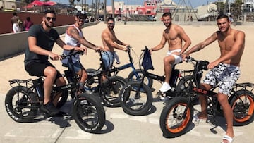 La imagen fue colgada en la red por Theo (a la derecha) que aparece junto a Casilla, Isco, Carvajal y Nacho en la playa de Venice, de los &Aacute;ngeles.